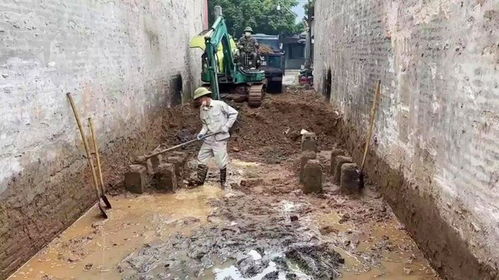 蓋房打地基遇到地下水 看這位業主如何巧妙應對，施工現場實拍詳解
